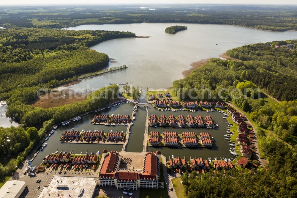 Rheinsberg from above - Holiday homes / vacation houses in the harbour / harbor village at the street Kaistrasse at the lake Rheinsberger See near the town Rheinsberg in Brandenburg