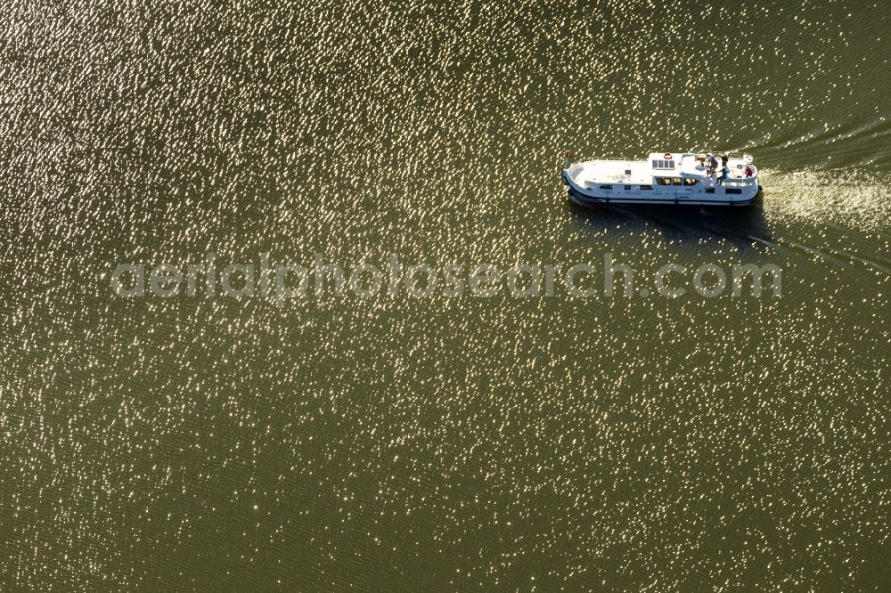 Aerial image Rheinsberg - Holiday homes / vacation houses in the harbour / harbor village at the street Kaistrasse at the lake Rheinsberger See near the town Rheinsberg in Brandenburg