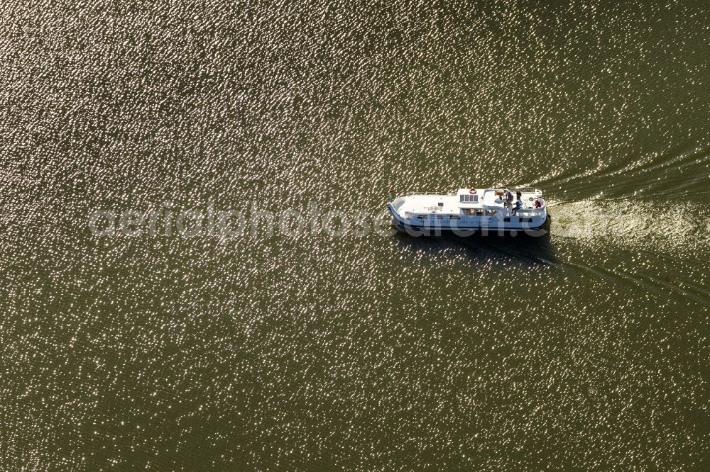 Aerial photograph Rheinsberg - Holiday homes / vacation houses in the harbour / harbor village at the street Kaistrasse at the lake Rheinsberger See near the town Rheinsberg in Brandenburg