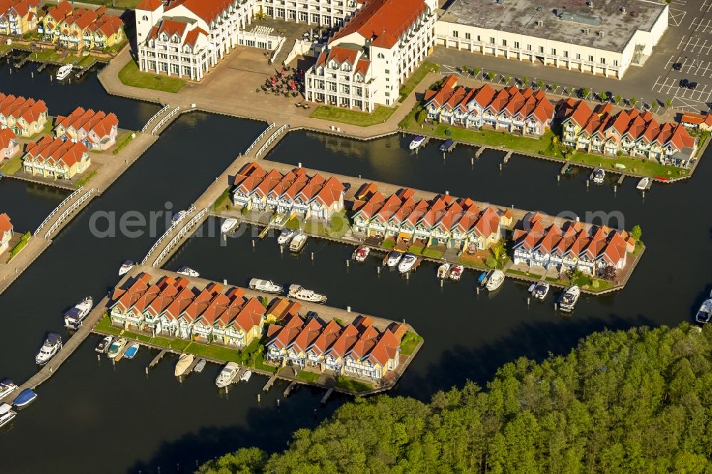 Rheinsberg from above - Holiday homes / vacation houses in the harbour / harbor village at the street Kaistrasse at the lake Rheinsberger See near the town Rheinsberg in Brandenburg