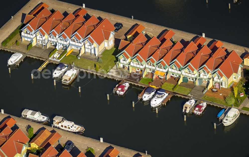 Rheinsberg from the bird's eye view: Holiday homes / vacation houses in the harbour / harbor village at the street Kaistrasse at the lake Rheinsberger See near the town Rheinsberg in Brandenburg