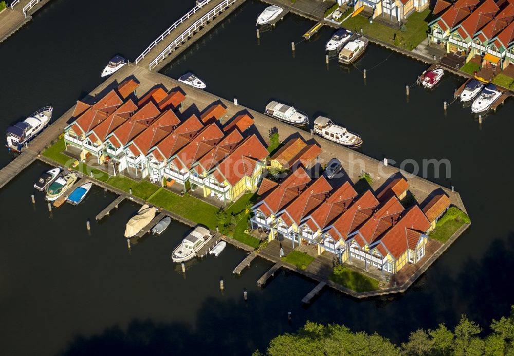 Aerial image Rheinsberg - Holiday homes / vacation houses in the harbour / harbor village at the street Kaistrasse at the lake Rheinsberger See near the town Rheinsberg in Brandenburg