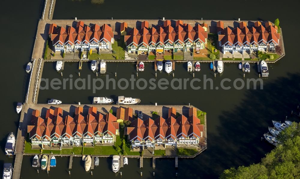 Aerial photograph Rheinsberg - Holiday homes / vacation houses in the harbour / harbor village at the street Kaistrasse at the lake Rheinsberger See near the town Rheinsberg in Brandenburg