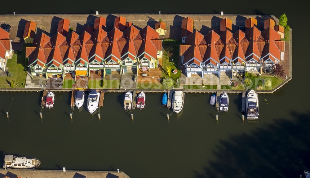 Rheinsberg from above - Holiday homes / vacation houses in the harbour / harbor village at the street Kaistrasse at the lake Rheinsberger See near the town Rheinsberg in Brandenburg