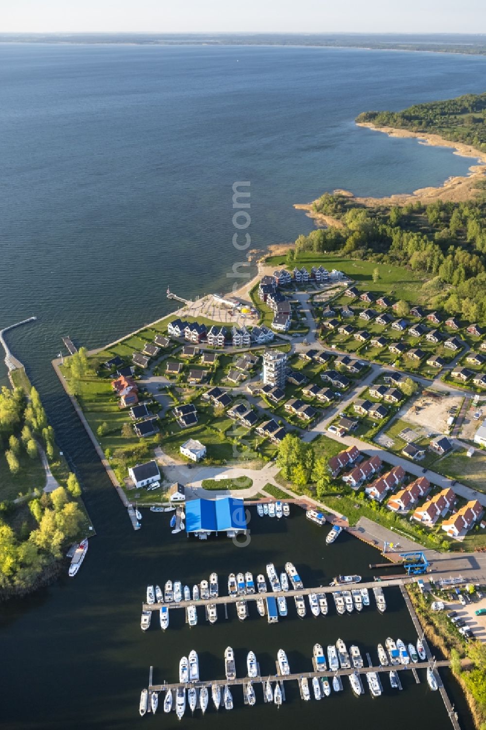 Aerial photograph Rechlin - View on holiday park Mueritz and harbor in Rechlin Nord on Lake Mueritz. The water belongs to the Mecklenburg Lake District