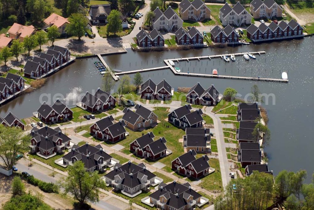 Wendisch Rietz from above - Den südlichen Teil des Scharmützelsees umrahmt der staatlich anerkannte Erholungsort Wendisch Rietz. Hier, am Rande des kleinen Ortszentrums, direkt am See befindet sich in einmaliger Lage der Ferienpark Scharmützelsee mit ca. 90 Ferienhäusern. Mit der Umsetzung des Konzepts wurde im Jahr 2001 begonnen. Über 70 Ferienhäuser sind bisher fertiggestellt.