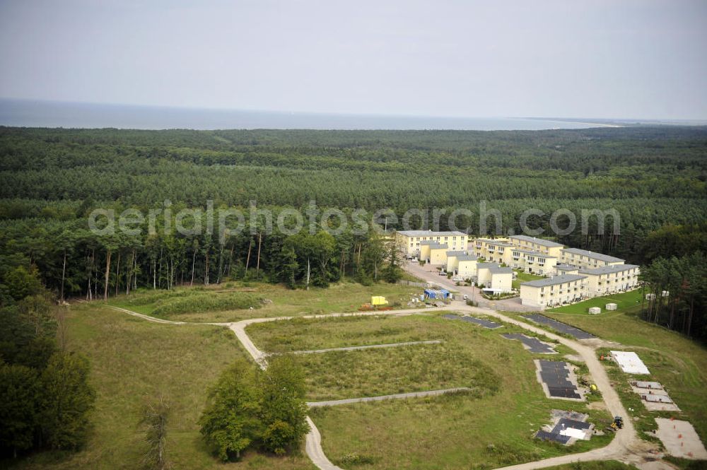 Aerial image Graal-Müritz - Blick auf den Ferienwohnpark im Küstenwald der HAWO Bauträger KG in unmittelbarer Strandnähe im Ostseeheilbad Graal-Müritz. Aus einer ehemaligen NVA Liegenschaft entstanden attraktive Ferienhäuser und Ferienwohneinheiten zum Verkauf und zur Vermietung. View of the coastal forest of the housing estate developers HAWO KG near the beach in the spa town of Graal Müritz.