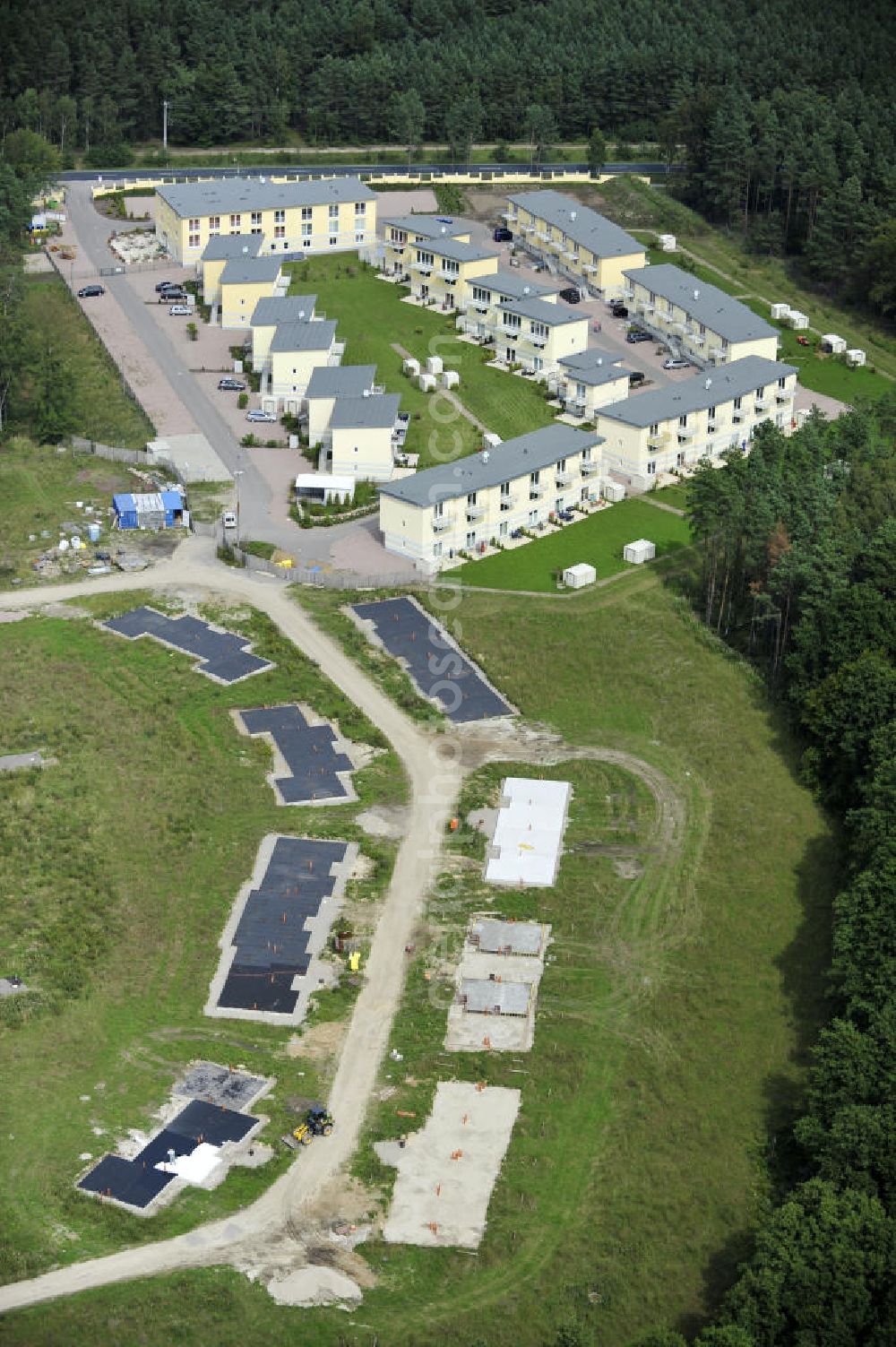 Aerial image Graal-Müritz - Blick auf den Ferienwohnpark im Küstenwald der HAWO Bauträger KG in unmittelbarer Strandnähe im Ostseeheilbad Graal-Müritz. Aus einer ehemaligen NVA Liegenschaft entstanden attraktive Ferienhäuser und Ferienwohneinheiten zum Verkauf und zur Vermietung. View of the coastal forest of the housing estate developers HAWO KG near the beach in the spa town of Graal Müritz.