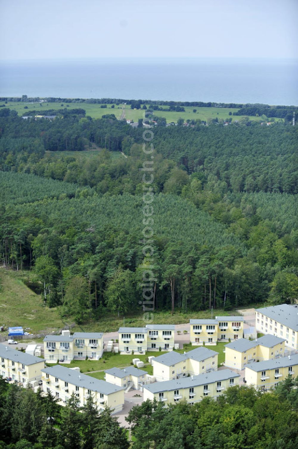 Graal-Müritz from above - Blick auf den Ferienwohnpark im Küstenwald der HAWO Bauträger KG in unmittelbarer Strandnähe im Ostseeheilbad Graal-Müritz. Aus einer ehemaligen NVA Liegenschaft entstanden attraktive Ferienhäuser und Ferienwohneinheiten zum Verkauf und zur Vermietung. View of the coastal forest of the housing estate developers HAWO KG near the beach in the spa town of Graal Müritz.