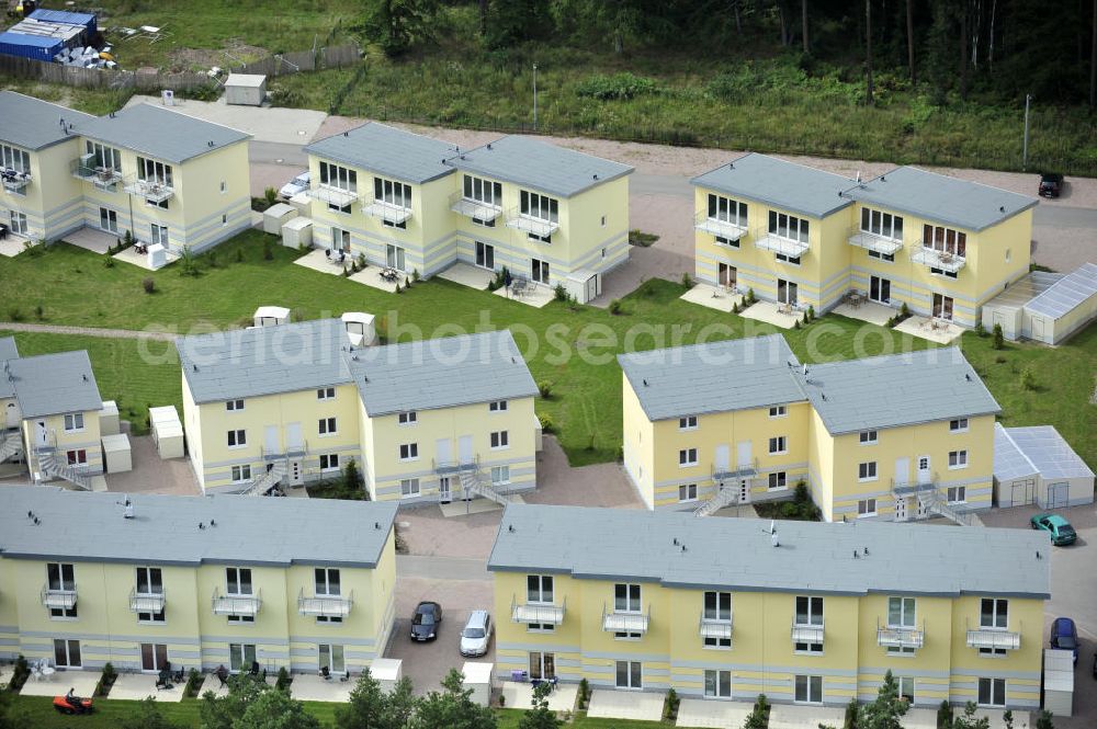 Aerial image Graal-Müritz - Blick auf den Ferienwohnpark im Küstenwald der HAWO Bauträger KG in unmittelbarer Strandnähe im Ostseeheilbad Graal-Müritz. Aus einer ehemaligen NVA Liegenschaft entstanden attraktive Ferienhäuser und Ferienwohneinheiten zum Verkauf und zur Vermietung. View of the coastal forest of the housing estate developers HAWO KG near the beach in the spa town of Graal Müritz.