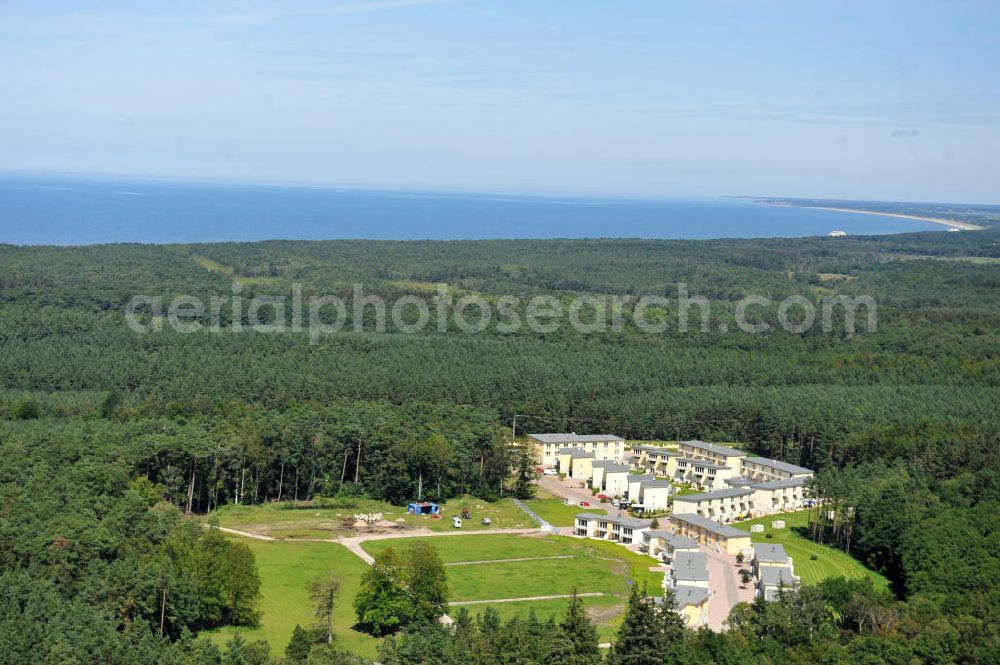 OSTSEEBAD GRAL-MÜRITZ from above - Blick auf den Ferienwohnpark im Küstenwald der HAWO Bauträger KG in unmittelbarer Strandnähe im Ostseeheilbad Graal-Müritz. Aus einer ehemaligen NVA Liegenschaft entstanden bisher in zwei Bauabschnitten attraktive Ferienhäuser und Ferienwohneinheiten zum Verkauf und zur Vermietung. View of the coastal forest of the housing estate developers HAWO KG near the beach in the spa town of Graal Müritz.