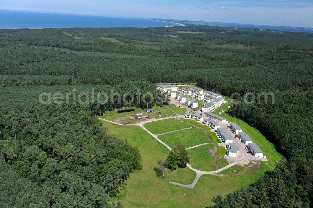 OSTSEEBAD GRAL-MÜRITZ from above - Blick auf den Ferienwohnpark im Küstenwald der HAWO Bauträger KG in unmittelbarer Strandnähe im Ostseeheilbad Graal-Müritz. Aus einer ehemaligen NVA Liegenschaft entstanden bisher in zwei Bauabschnitten attraktive Ferienhäuser und Ferienwohneinheiten zum Verkauf und zur Vermietung. View of the coastal forest of the housing estate developers HAWO KG near the beach in the spa town of Graal Müritz.