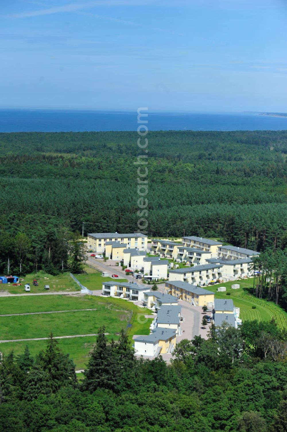 Aerial photograph OSTSEEBAD GRAL-MÜRITZ - Blick auf den Ferienwohnpark im Küstenwald der HAWO Bauträger KG in unmittelbarer Strandnähe im Ostseeheilbad Graal-Müritz. Aus einer ehemaligen NVA Liegenschaft entstanden bisher in zwei Bauabschnitten attraktive Ferienhäuser und Ferienwohneinheiten zum Verkauf und zur Vermietung. View of the coastal forest of the housing estate developers HAWO KG near the beach in the spa town of Graal Müritz.