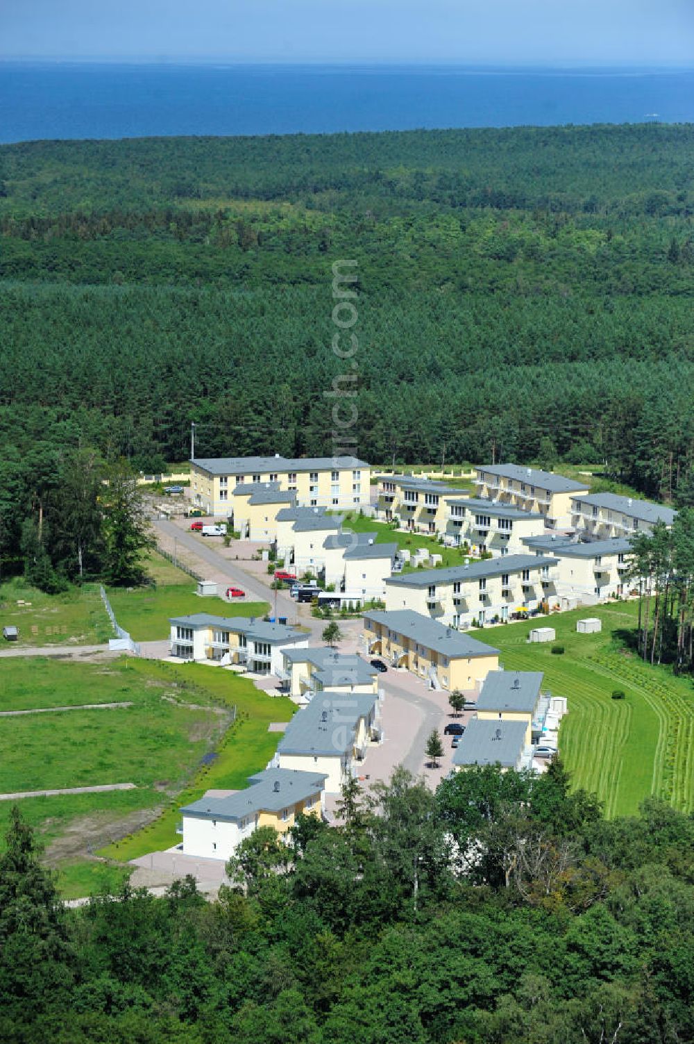 OSTSEEBAD GRAL-MÜRITZ from above - Blick auf den Ferienwohnpark im Küstenwald der HAWO Bauträger KG in unmittelbarer Strandnähe im Ostseeheilbad Graal-Müritz. Aus einer ehemaligen NVA Liegenschaft entstanden bisher in zwei Bauabschnitten attraktive Ferienhäuser und Ferienwohneinheiten zum Verkauf und zur Vermietung. View of the coastal forest of the housing estate developers HAWO KG near the beach in the spa town of Graal Müritz.