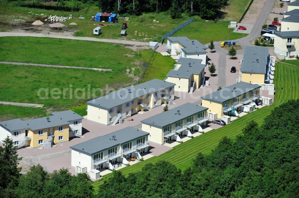 Aerial image OSTSEEBAD GRAL-MÜRITZ - Blick auf den Ferienwohnpark im Küstenwald der HAWO Bauträger KG in unmittelbarer Strandnähe im Ostseeheilbad Graal-Müritz. Aus einer ehemaligen NVA Liegenschaft entstanden bisher in zwei Bauabschnitten attraktive Ferienhäuser und Ferienwohneinheiten zum Verkauf und zur Vermietung. View of the coastal forest of the housing estate developers HAWO KG near the beach in the spa town of Graal Müritz.