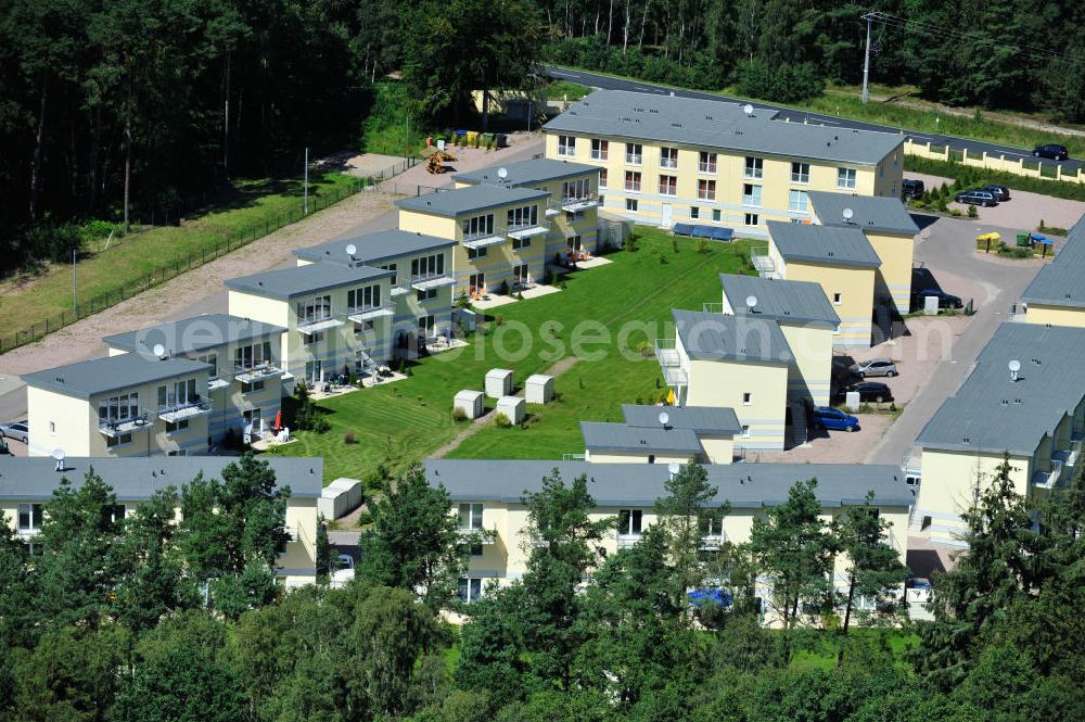 OSTSEEBAD GRAL-MÜRITZ from above - Blick auf den Ferienwohnpark im Küstenwald der HAWO Bauträger KG in unmittelbarer Strandnähe im Ostseeheilbad Graal-Müritz. Aus einer ehemaligen NVA Liegenschaft entstanden bisher in zwei Bauabschnitten attraktive Ferienhäuser und Ferienwohneinheiten zum Verkauf und zur Vermietung. View of the coastal forest of the housing estate developers HAWO KG near the beach in the spa town of Graal Müritz.