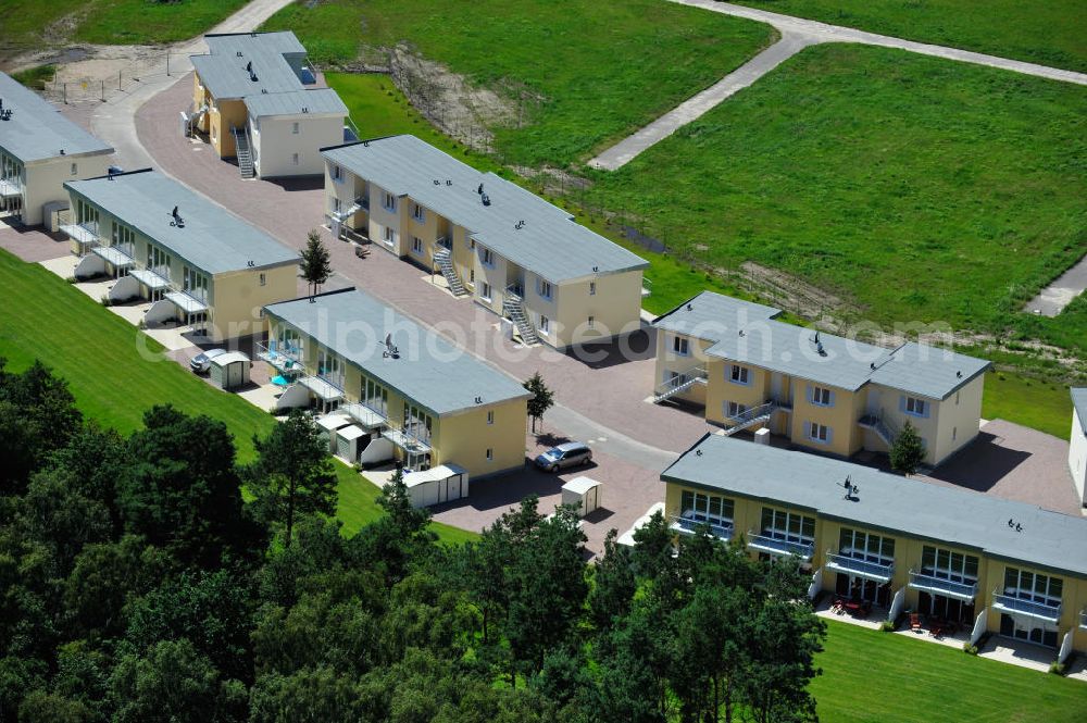 Aerial photograph OSTSEEBAD GRAL-MÜRITZ - Blick auf den Ferienwohnpark im Küstenwald der HAWO Bauträger KG in unmittelbarer Strandnähe im Ostseeheilbad Graal-Müritz. Aus einer ehemaligen NVA Liegenschaft entstanden bisher in zwei Bauabschnitten attraktive Ferienhäuser und Ferienwohneinheiten zum Verkauf und zur Vermietung. View of the coastal forest of the housing estate developers HAWO KG near the beach in the spa town of Graal Müritz.