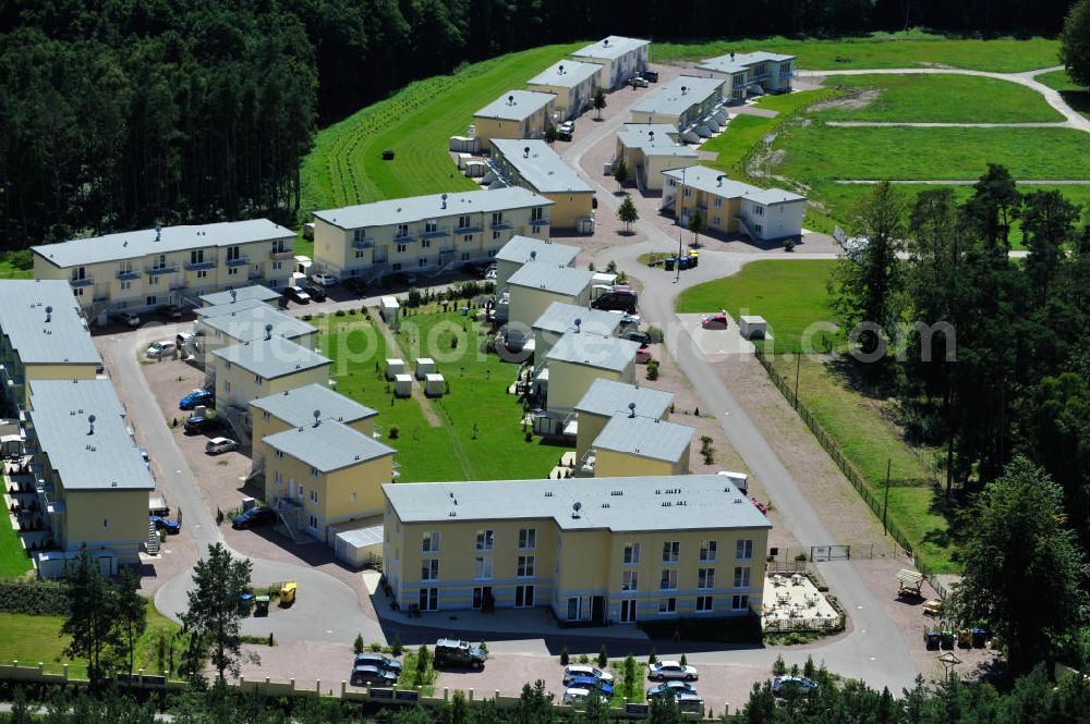 OSTSEEBAD GRAL-MÜRITZ from above - Blick auf den Ferienwohnpark im Küstenwald der HAWO Bauträger KG in unmittelbarer Strandnähe im Ostseeheilbad Graal-Müritz. Aus einer ehemaligen NVA Liegenschaft entstanden bisher in zwei Bauabschnitten attraktive Ferienhäuser und Ferienwohneinheiten zum Verkauf und zur Vermietung. View of the coastal forest of the housing estate developers HAWO KG near the beach in the spa town of Graal Müritz.