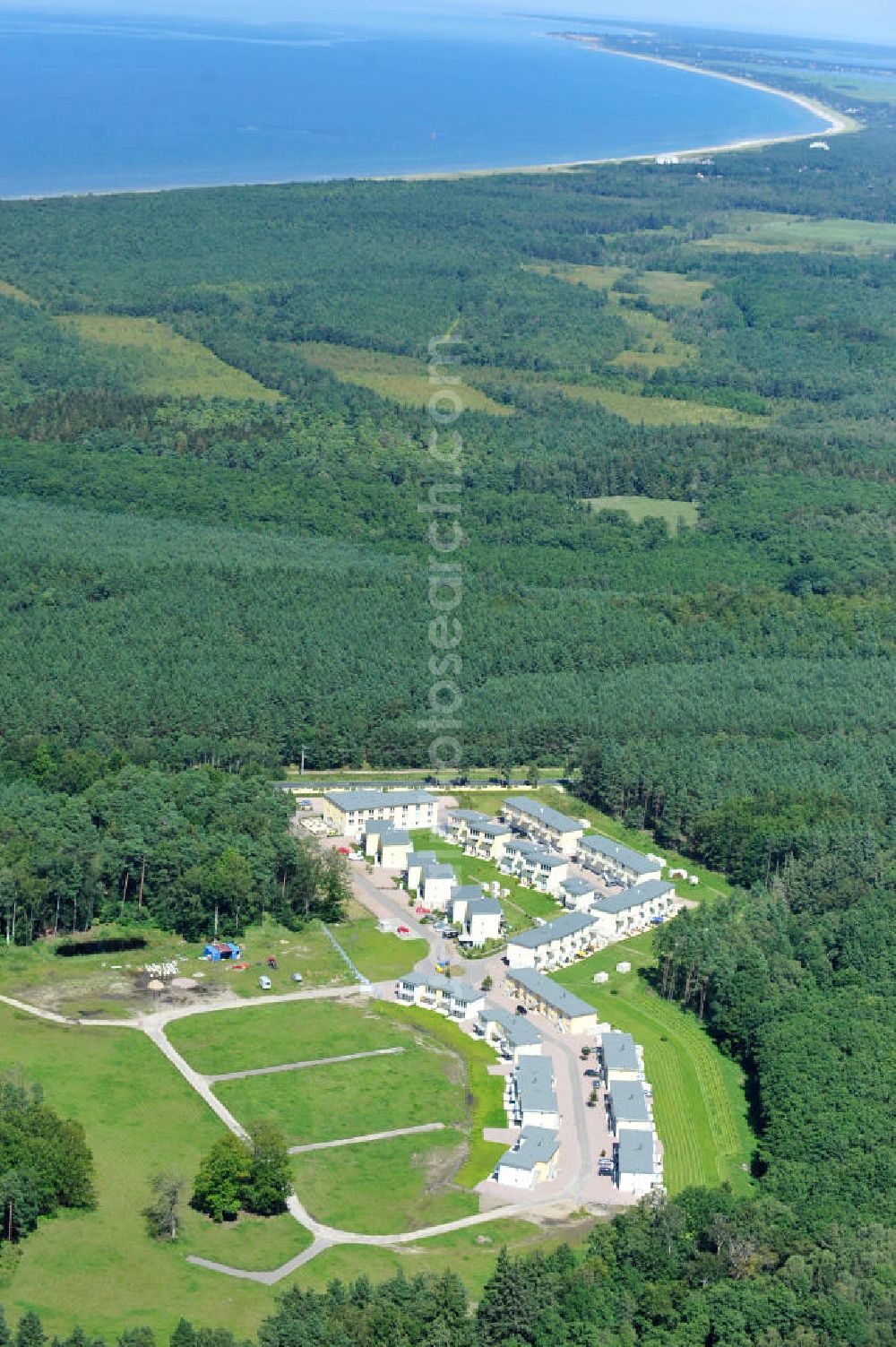 OSTSEEBAD GRAL-MÜRITZ from above - Blick auf den Ferienwohnpark im Küstenwald der HAWO Bauträger KG in unmittelbarer Strandnähe im Ostseeheilbad Graal-Müritz. Aus einer ehemaligen NVA Liegenschaft entstanden bisher in zwei Bauabschnitten attraktive Ferienhäuser und Ferienwohneinheiten zum Verkauf und zur Vermietung. View of the coastal forest of the housing estate developers HAWO KG near the beach in the spa town of Graal Müritz.