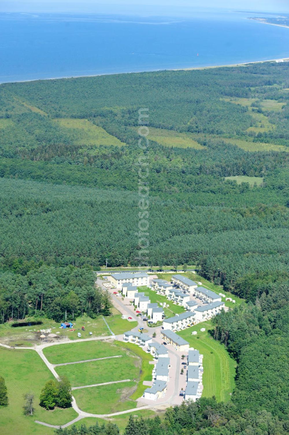 OSTSEEBAD GRAL-MÜRITZ from the bird's eye view: Blick auf den Ferienwohnpark im Küstenwald der HAWO Bauträger KG in unmittelbarer Strandnähe im Ostseeheilbad Graal-Müritz. Aus einer ehemaligen NVA Liegenschaft entstanden bisher in zwei Bauabschnitten attraktive Ferienhäuser und Ferienwohneinheiten zum Verkauf und zur Vermietung. View of the coastal forest of the housing estate developers HAWO KG near the beach in the spa town of Graal Müritz.