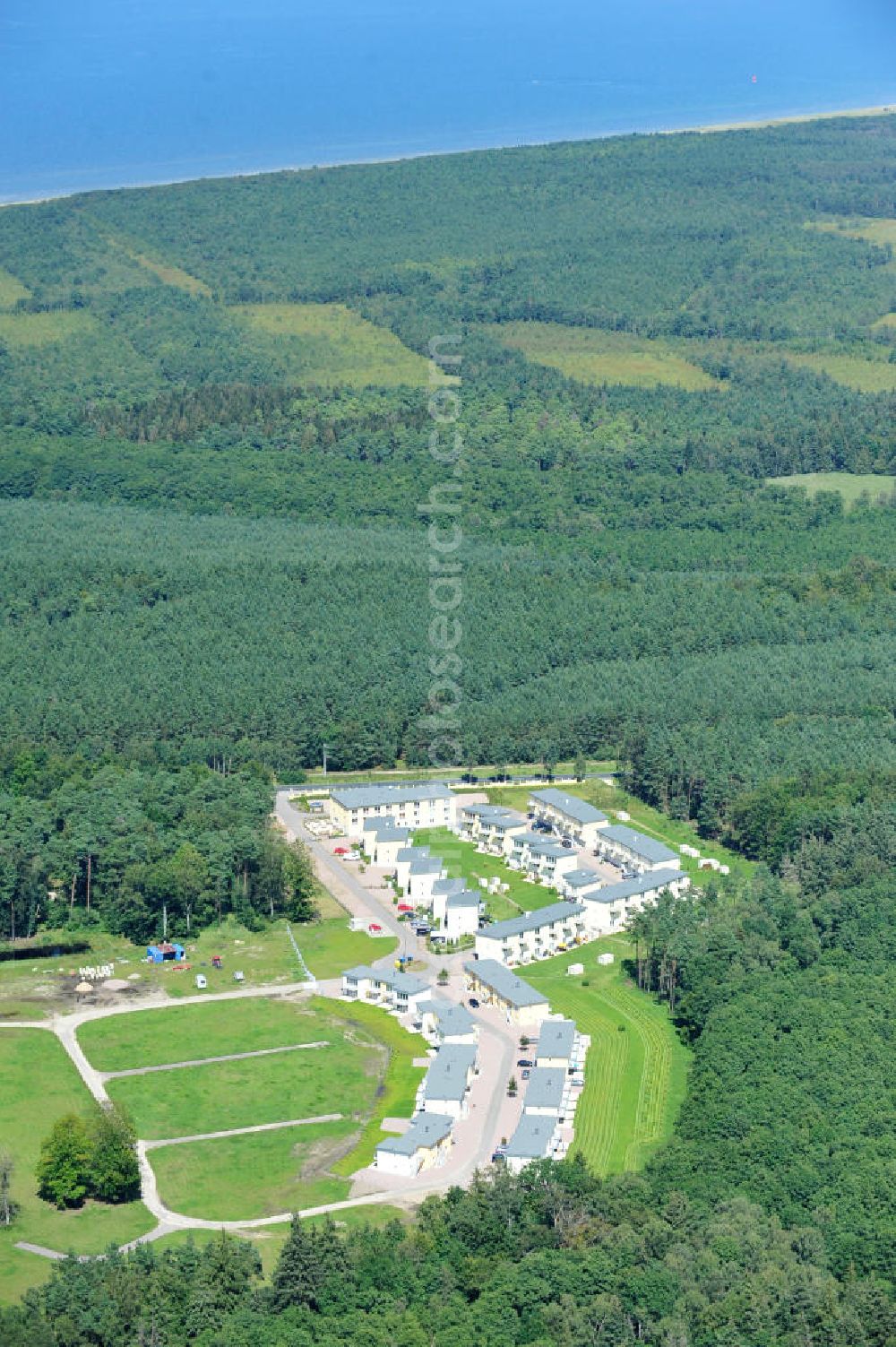 Aerial image OSTSEEBAD GRAL-MÜRITZ - Blick auf den Ferienwohnpark im Küstenwald der HAWO Bauträger KG in unmittelbarer Strandnähe im Ostseeheilbad Graal-Müritz. Aus einer ehemaligen NVA Liegenschaft entstanden bisher in zwei Bauabschnitten attraktive Ferienhäuser und Ferienwohneinheiten zum Verkauf und zur Vermietung. View of the coastal forest of the housing estate developers HAWO KG near the beach in the spa town of Graal Müritz.