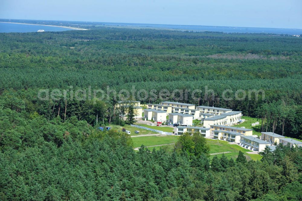 OSTSEEBAD GRAL-MÜRITZ from above - Blick auf den Ferienwohnpark im Küstenwald der HAWO Bauträger KG in unmittelbarer Strandnähe im Ostseeheilbad Graal-Müritz. Aus einer ehemaligen NVA Liegenschaft entstanden bisher in zwei Bauabschnitten attraktive Ferienhäuser und Ferienwohneinheiten zum Verkauf und zur Vermietung. View of the coastal forest of the housing estate developers HAWO KG near the beach in the spa town of Graal Müritz.