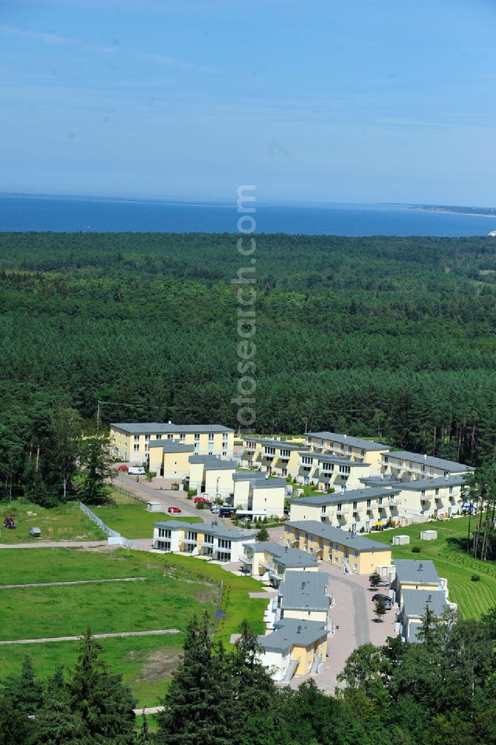 Aerial photograph OSTSEEBAD GRAL-MÜRITZ - Blick auf den Ferienwohnpark im Küstenwald der HAWO Bauträger KG in unmittelbarer Strandnähe im Ostseeheilbad Graal-Müritz. Aus einer ehemaligen NVA Liegenschaft entstanden bisher in zwei Bauabschnitten attraktive Ferienhäuser und Ferienwohneinheiten zum Verkauf und zur Vermietung. View of the coastal forest of the housing estate developers HAWO KG near the beach in the spa town of Graal Müritz.