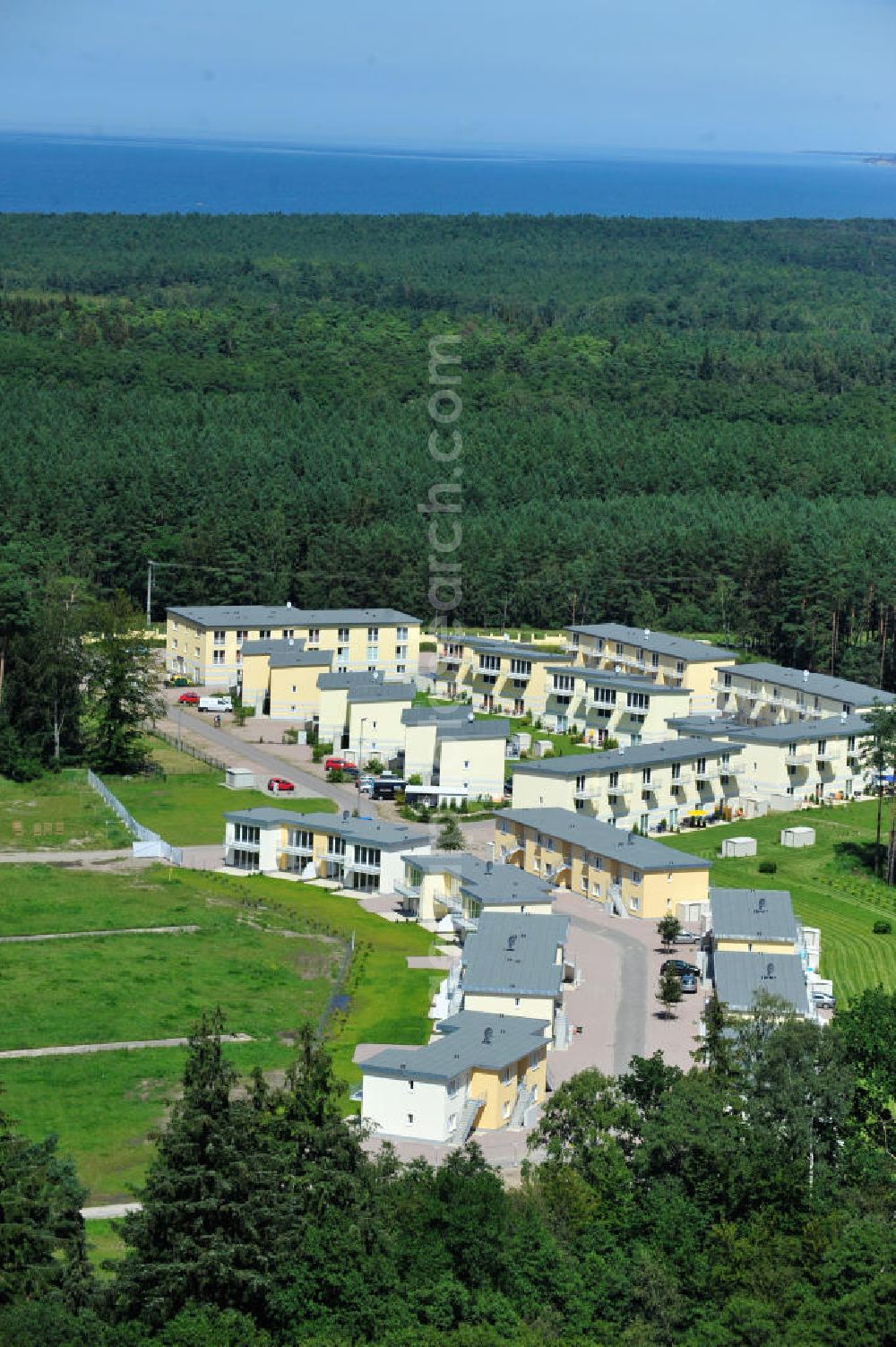 OSTSEEBAD GRAL-MÜRITZ from above - Blick auf den Ferienwohnpark im Küstenwald der HAWO Bauträger KG in unmittelbarer Strandnähe im Ostseeheilbad Graal-Müritz. Aus einer ehemaligen NVA Liegenschaft entstanden bisher in zwei Bauabschnitten attraktive Ferienhäuser und Ferienwohneinheiten zum Verkauf und zur Vermietung. View of the coastal forest of the housing estate developers HAWO KG near the beach in the spa town of Graal Müritz.