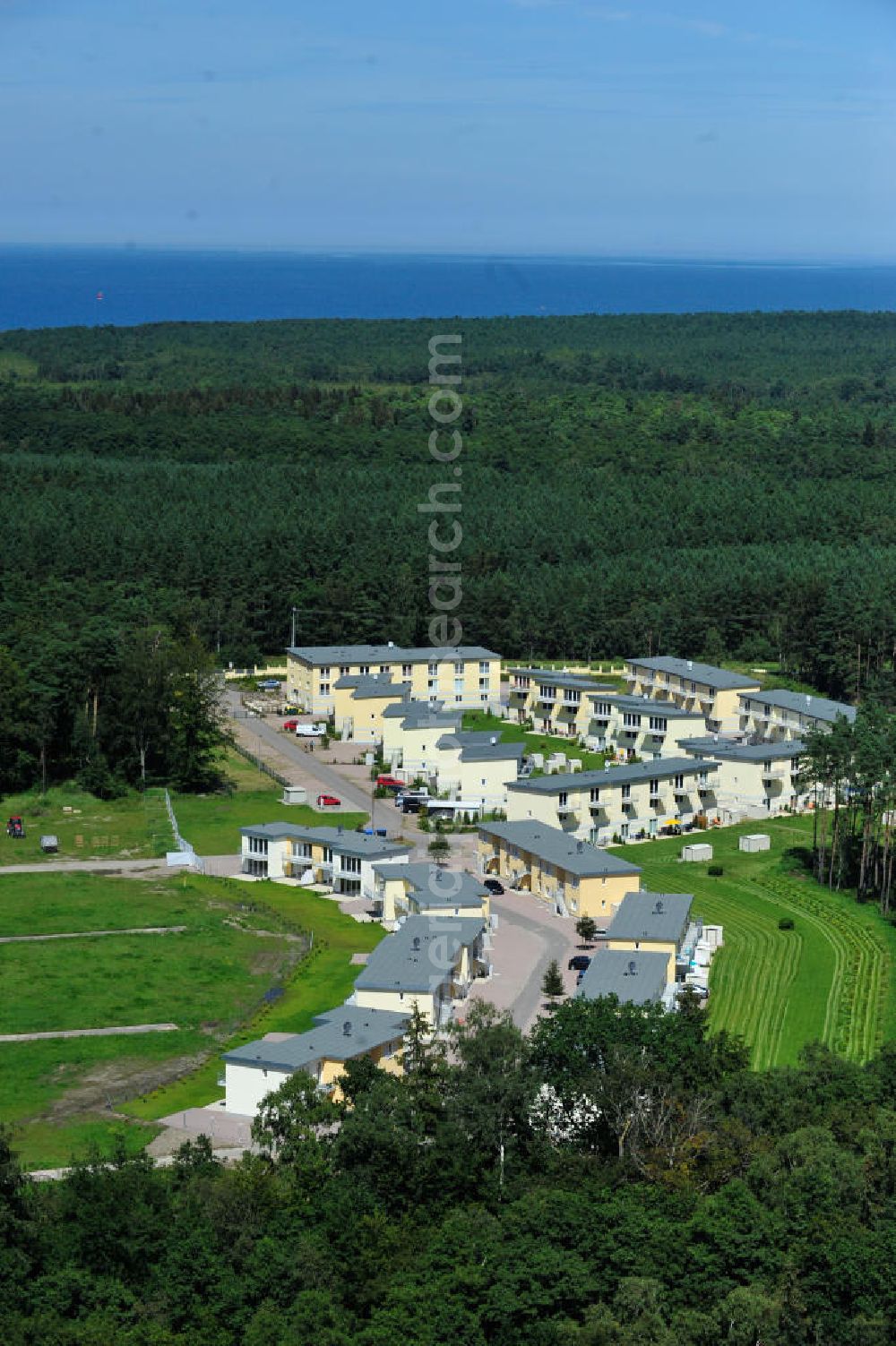 OSTSEEBAD GRAL-MÜRITZ from the bird's eye view: Blick auf den Ferienwohnpark im Küstenwald der HAWO Bauträger KG in unmittelbarer Strandnähe im Ostseeheilbad Graal-Müritz. Aus einer ehemaligen NVA Liegenschaft entstanden bisher in zwei Bauabschnitten attraktive Ferienhäuser und Ferienwohneinheiten zum Verkauf und zur Vermietung. View of the coastal forest of the housing estate developers HAWO KG near the beach in the spa town of Graal Müritz.