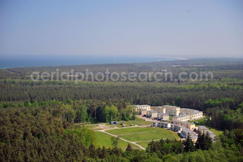 Aerial photograph Seeheilbad Graal-Müritz - Blick auf den Ferienwohnpark im Küstenwald der HAWO Bauträger KG in unmittelbarer Strandnähe im Ostseeheilbad Graal-Müritz. Aus einer ehemaligen NVA Liegenschaft entstanden bisher in zwei Bauabschnitten attraktive Ferienhäuser und Ferienwohneinheiten zum Verkauf und zur Vermietung. View of the coastal forest of the housing estate developers HAWO KG near the beach in the spa town of Graal Müritz.