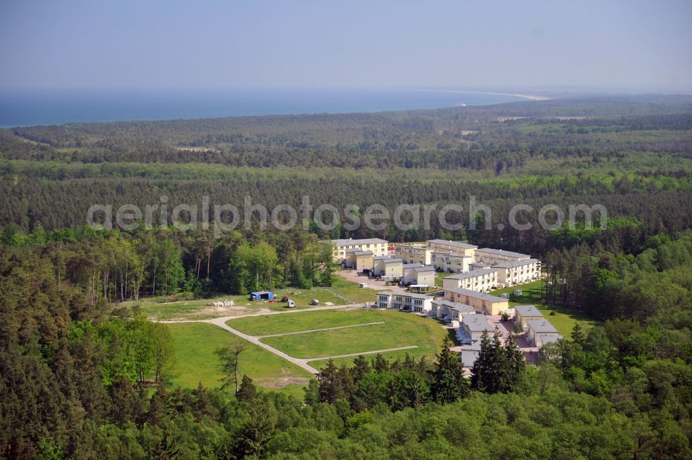 Seeheilbad Graal-Müritz from above - Blick auf den Ferienwohnpark im Küstenwald der HAWO Bauträger KG in unmittelbarer Strandnähe im Ostseeheilbad Graal-Müritz. Aus einer ehemaligen NVA Liegenschaft entstanden bisher in zwei Bauabschnitten attraktive Ferienhäuser und Ferienwohneinheiten zum Verkauf und zur Vermietung. View of the coastal forest of the housing estate developers HAWO KG near the beach in the spa town of Graal Müritz.