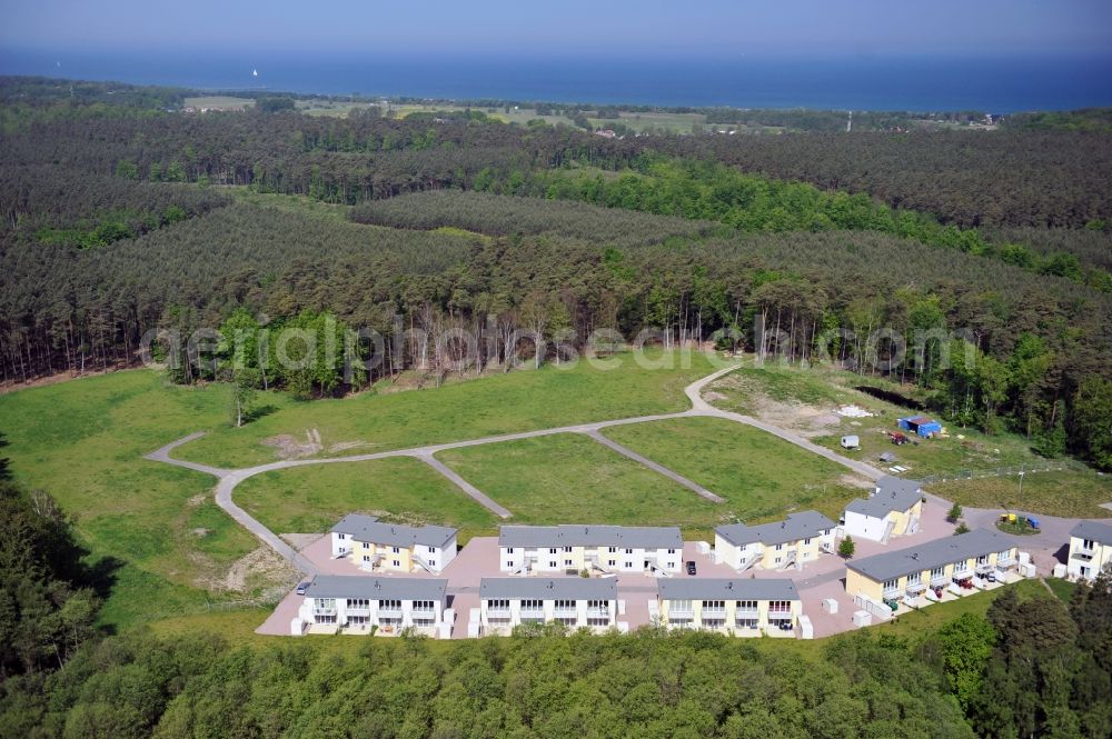 Aerial photograph Seeheilbad Graal-Müritz - Blick auf den Ferienwohnpark im Küstenwald der HAWO Bauträger KG in unmittelbarer Strandnähe im Ostseeheilbad Graal-Müritz. Aus einer ehemaligen NVA Liegenschaft entstanden bisher in zwei Bauabschnitten attraktive Ferienhäuser und Ferienwohneinheiten zum Verkauf und zur Vermietung. View of the coastal forest of the housing estate developers HAWO KG near the beach in the spa town of Graal Müritz.