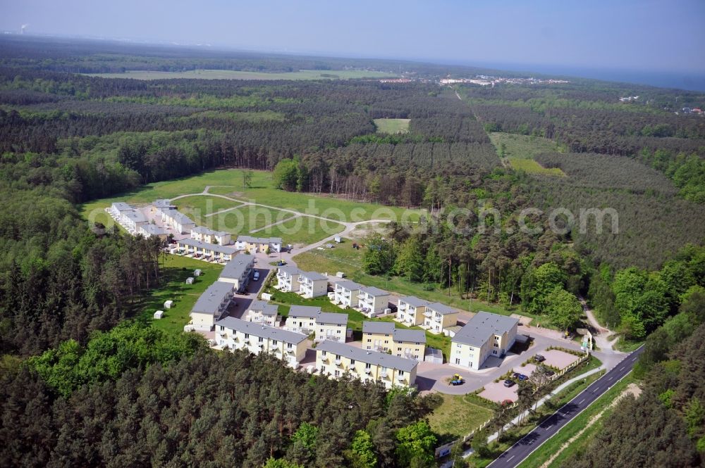 Seeheilbad Graal-Müritz from above - Blick auf den Ferienwohnpark im Küstenwald der HAWO Bauträger KG in unmittelbarer Strandnähe im Ostseeheilbad Graal-Müritz. Aus einer ehemaligen NVA Liegenschaft entstanden bisher in zwei Bauabschnitten attraktive Ferienhäuser und Ferienwohneinheiten zum Verkauf und zur Vermietung. View of the coastal forest of the housing estate developers HAWO KG near the beach in the spa town of Graal Müritz.