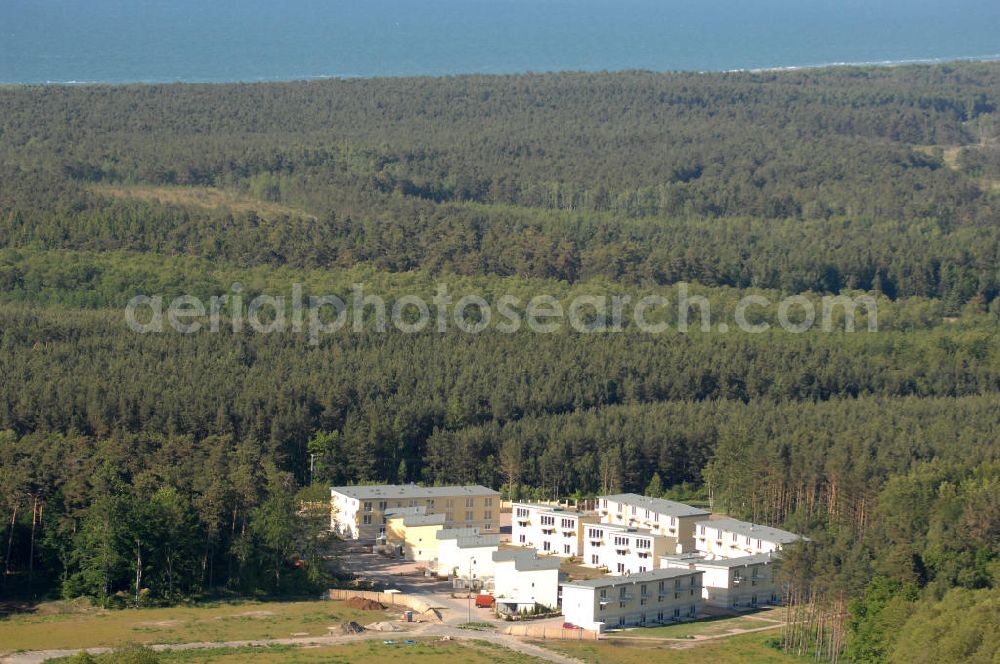 Graal-Müritz from above - Blick auf den Ferienwohnpark im Küstenwald der HAWO Bauträger KG in unmittelbarer Strandnähe im Ostseeheilbad Graal-Müritz. Aus einer ehemaligen NVA Liegenschaft entstanden attraktive Ferienhäuser und Ferienwohneinheiten zum Verkauf und zur Vermietung