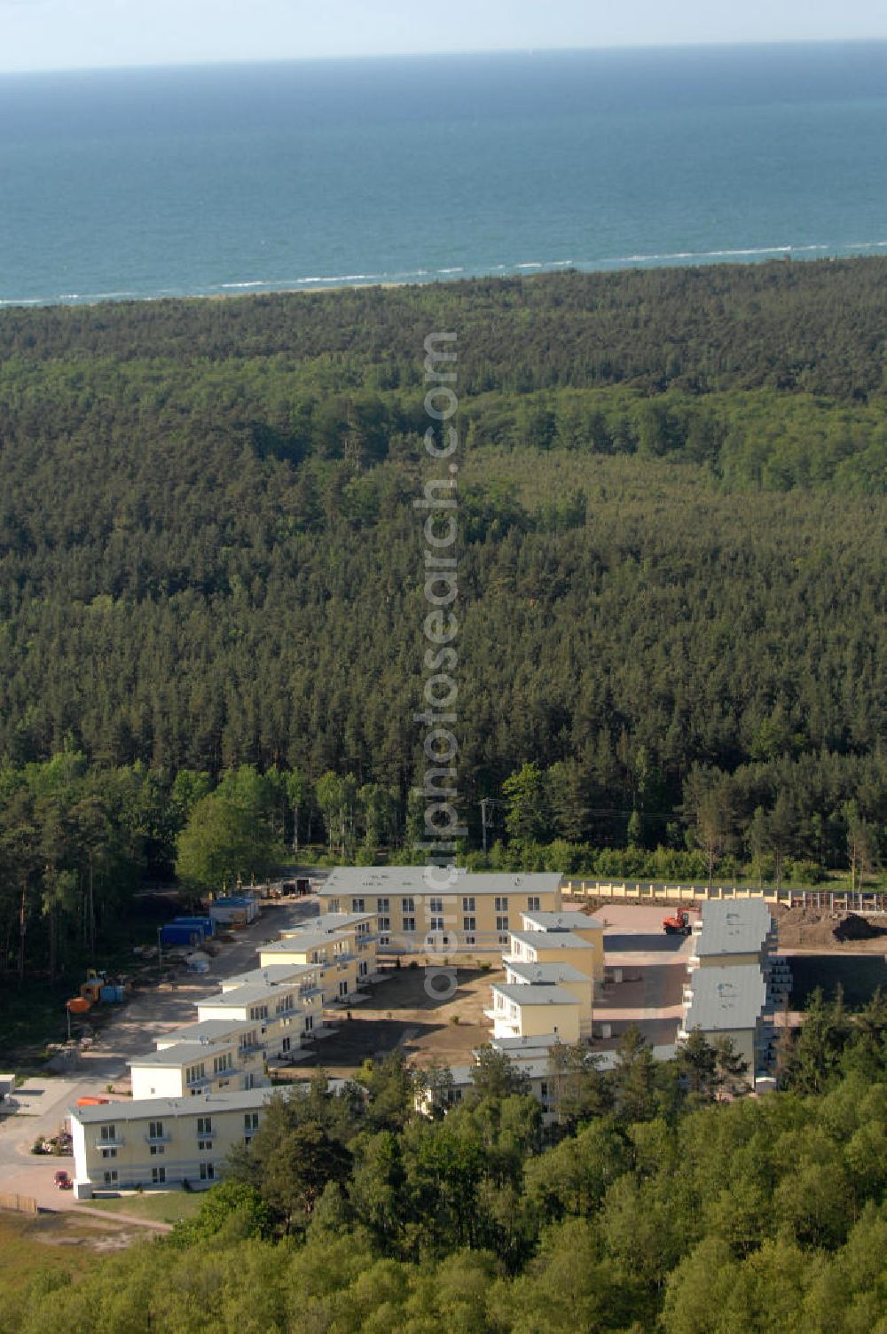 Graal-Müritz from above - Blick auf den Ferienwohnpark im Küstenwald der HAWO Bauträger KG in unmittelbarer Strandnähe im Ostseeheilbad Graal-Müritz. Aus einer ehemaligen NVA Liegenschaft entstanden attraktive Ferienhäuser und Ferienwohneinheiten zum Verkauf und zur Vermietung