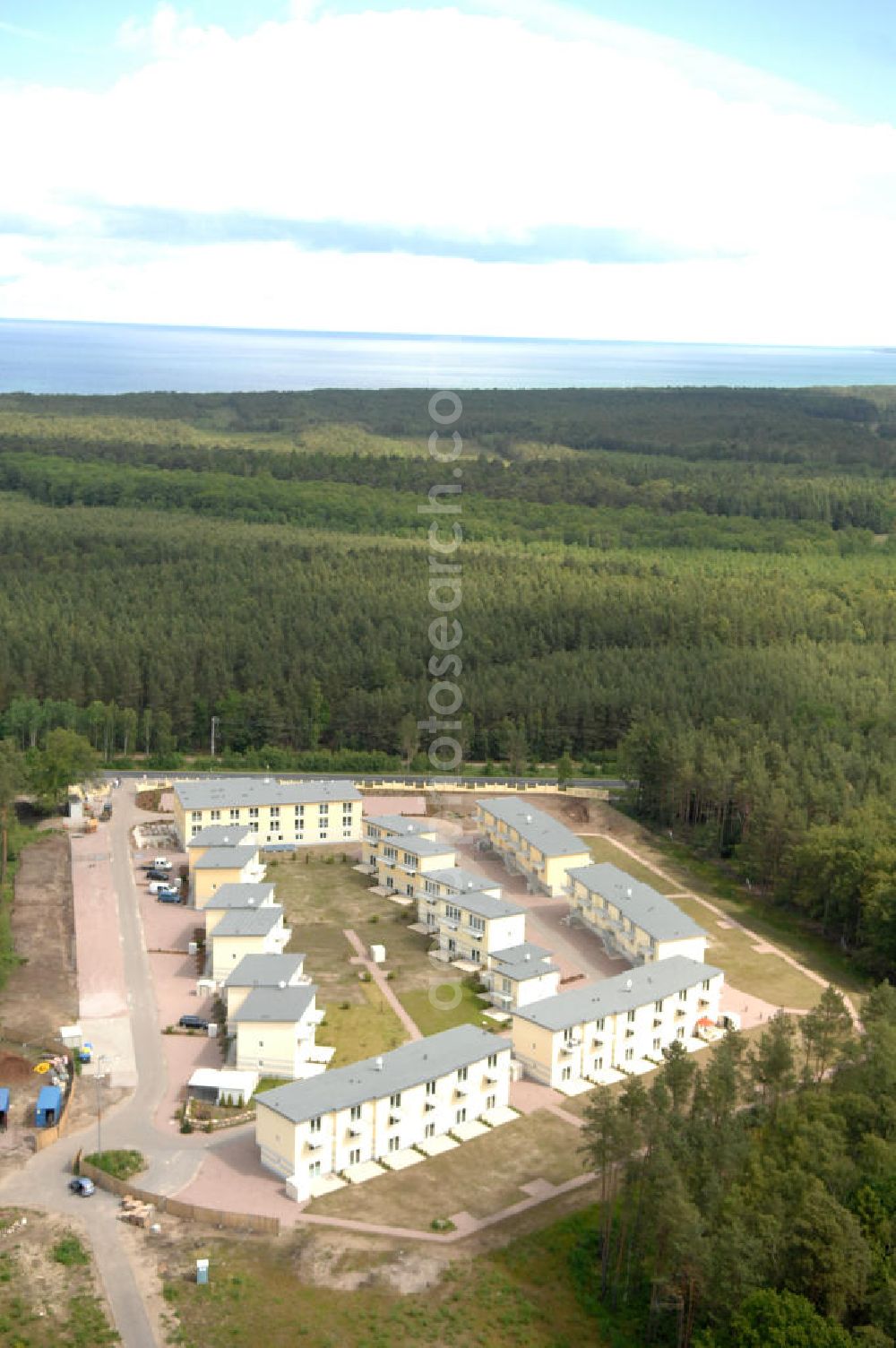 Aerial photograph Ostseebad Graal-Müritz - Blick auf den Ferienwohnpark im Küstenwald der HAWO Bauträger KG in unmittelbarer Strandnähe im Ostseeheilbad Graal-Müritz. Aus einer ehemaligen NVA Liegenschaft entstanden attraktive Ferienhäuser und Ferienwohneinheiten zum Verkauf und zur Vermietung