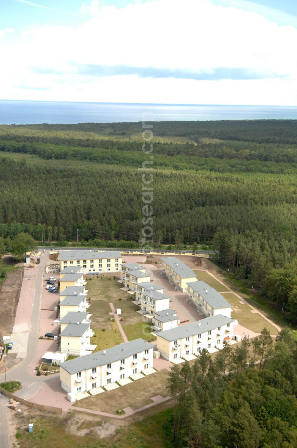 Ostseebad Graal-Müritz from above - Blick auf den Ferienwohnpark im Küstenwald der HAWO Bauträger KG in unmittelbarer Strandnähe im Ostseeheilbad Graal-Müritz. Aus einer ehemaligen NVA Liegenschaft entstanden attraktive Ferienhäuser und Ferienwohneinheiten zum Verkauf und zur Vermietung