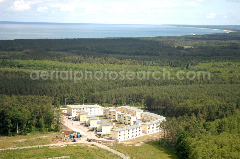 Aerial photograph Ostseebad Graal-Müritz - Blick auf den Ferienwohnpark im Küstenwald der HAWO Bauträger KG in unmittelbarer Strandnähe im Ostseeheilbad Graal-Müritz. Aus einer ehemaligen NVA Liegenschaft entstanden attraktive Ferienhäuser und Ferienwohneinheiten zum Verkauf und zur Vermietung