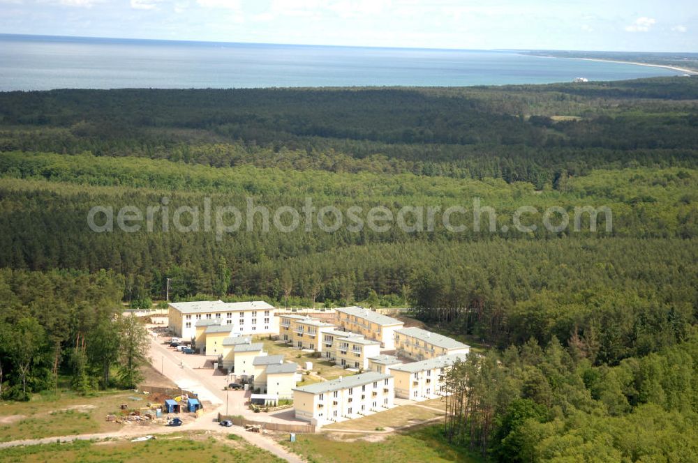 Ostseebad Graal-Müritz from above - Blick auf den Ferienwohnpark im Küstenwald der HAWO Bauträger KG in unmittelbarer Strandnähe im Ostseeheilbad Graal-Müritz. Aus einer ehemaligen NVA Liegenschaft entstanden attraktive Ferienhäuser und Ferienwohneinheiten zum Verkauf und zur Vermietung