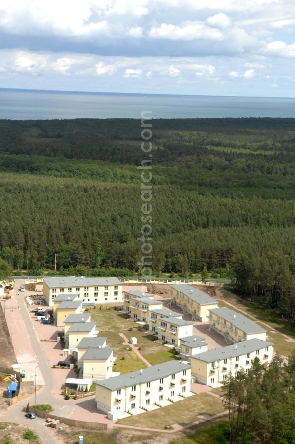 Ostseebad Graal-Müritz from above - Blick auf den Ferienwohnpark im Küstenwald der HAWO Bauträger KG in unmittelbarer Strandnähe im Ostseeheilbad Graal-Müritz. Aus einer ehemaligen NVA Liegenschaft entstanden attraktive Ferienhäuser und Ferienwohneinheiten zum Verkauf und zur Vermietung