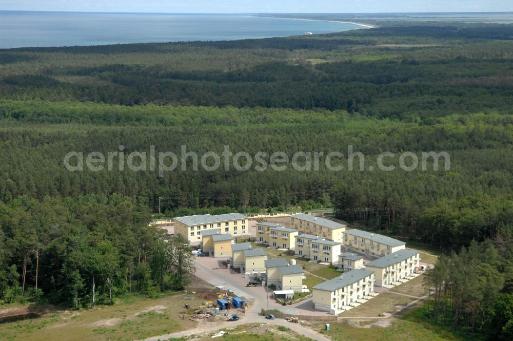 Aerial photograph Ostseebad Graal-Müritz - Blick auf den Ferienwohnpark im Küstenwald der HAWO Bauträger KG in unmittelbarer Strandnähe im Ostseeheilbad Graal-Müritz. Aus einer ehemaligen NVA Liegenschaft entstanden attraktive Ferienhäuser und Ferienwohneinheiten zum Verkauf und zur Vermietung