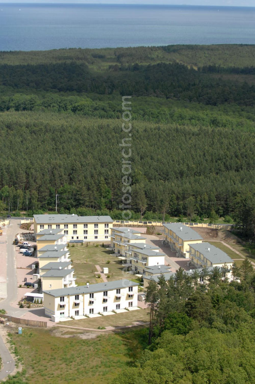 Aerial photograph Ostseebad Graal-Müritz - Blick auf den Ferienwohnpark im Küstenwald der HAWO Bauträger KG in unmittelbarer Strandnähe im Ostseeheilbad Graal-Müritz. Aus einer ehemaligen NVA Liegenschaft entstanden attraktive Ferienhäuser und Ferienwohneinheiten zum Verkauf und zur Vermietung