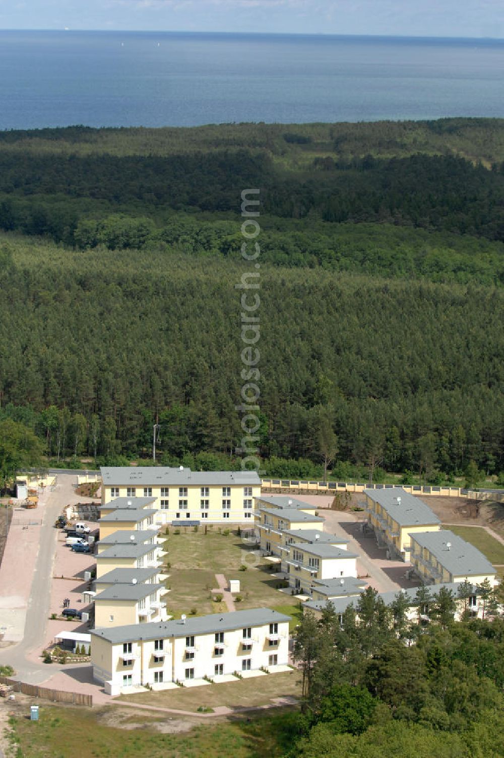 Ostseebad Graal-Müritz from above - Blick auf den Ferienwohnpark im Küstenwald der HAWO Bauträger KG in unmittelbarer Strandnähe im Ostseeheilbad Graal-Müritz. Aus einer ehemaligen NVA Liegenschaft entstanden attraktive Ferienhäuser und Ferienwohneinheiten zum Verkauf und zur Vermietung