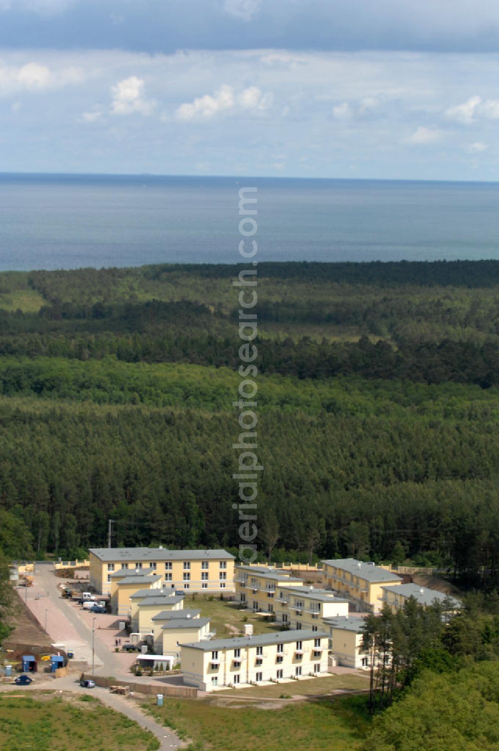 Aerial photograph Ostseebad Graal-Müritz - Blick auf den Ferienwohnpark im Küstenwald der HAWO Bauträger KG in unmittelbarer Strandnähe im Ostseeheilbad Graal-Müritz. Aus einer ehemaligen NVA Liegenschaft entstanden attraktive Ferienhäuser und Ferienwohneinheiten zum Verkauf und zur Vermietung