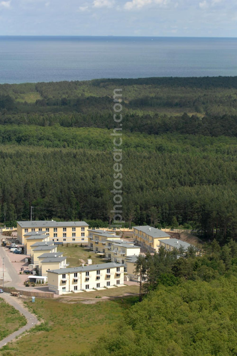 Ostseebad Graal-Müritz from above - Blick auf den Ferienwohnpark im Küstenwald der HAWO Bauträger KG in unmittelbarer Strandnähe im Ostseeheilbad Graal-Müritz. Aus einer ehemaligen NVA Liegenschaft entstanden attraktive Ferienhäuser und Ferienwohneinheiten zum Verkauf und zur Vermietung