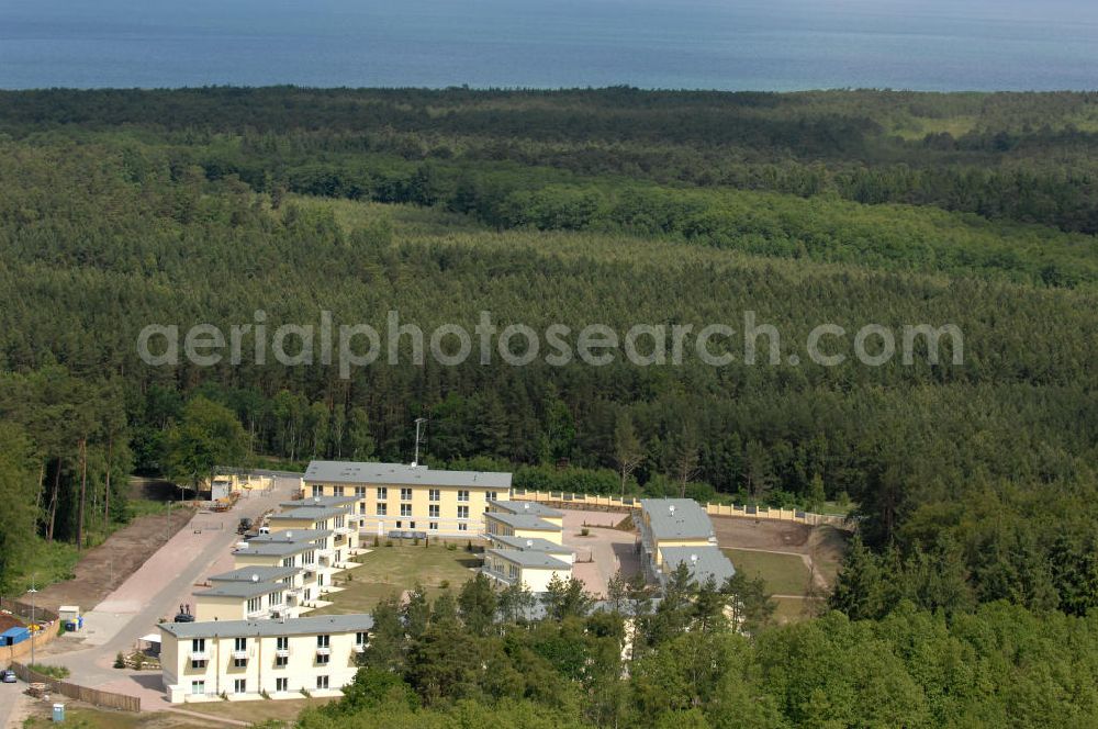 Ostseebad Graal-Müritz from above - Blick auf den Ferienwohnpark im Küstenwald der HAWO Bauträger KG in unmittelbarer Strandnähe im Ostseeheilbad Graal-Müritz. Aus einer ehemaligen NVA Liegenschaft entstanden attraktive Ferienhäuser und Ferienwohneinheiten zum Verkauf und zur Vermietung