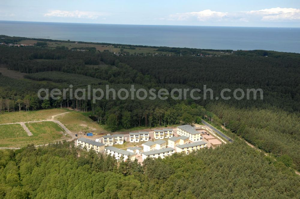 Aerial photograph Ostseebad Graal-Müritz - Blick auf den Ferienwohnpark im Küstenwald der HAWO Bauträger KG in unmittelbarer Strandnähe im Ostseeheilbad Graal-Müritz. Aus einer ehemaligen NVA Liegenschaft entstanden attraktive Ferienhäuser und Ferienwohneinheiten zum Verkauf und zur Vermietung