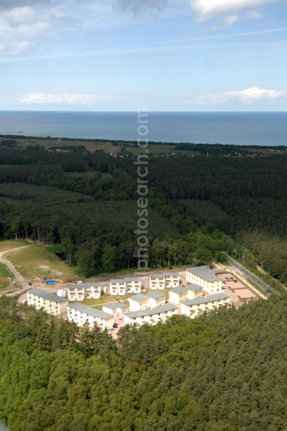 Ostseebad Graal-Müritz from above - Blick auf den Ferienwohnpark im Küstenwald der HAWO Bauträger KG in unmittelbarer Strandnähe im Ostseeheilbad Graal-Müritz. Aus einer ehemaligen NVA Liegenschaft entstanden attraktive Ferienhäuser und Ferienwohneinheiten zum Verkauf und zur Vermietung