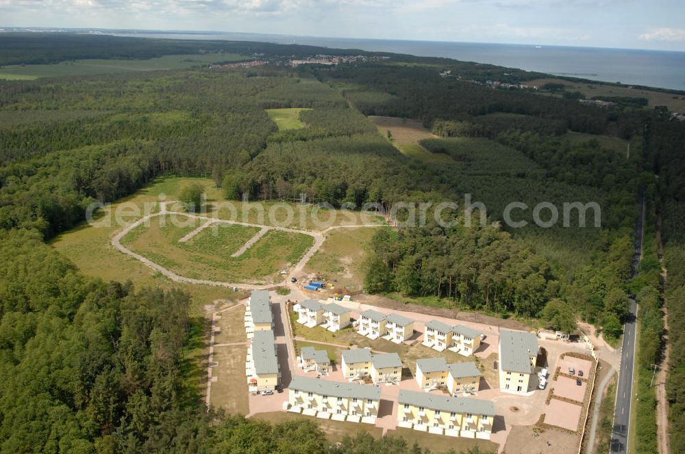 Ostseebad Graal-Müritz from above - Blick auf den Ferienwohnpark im Küstenwald der HAWO Bauträger KG in unmittelbarer Strandnähe im Ostseeheilbad Graal-Müritz. Aus einer ehemaligen NVA Liegenschaft entstanden attraktive Ferienhäuser und Ferienwohneinheiten zum Verkauf und zur Vermietung