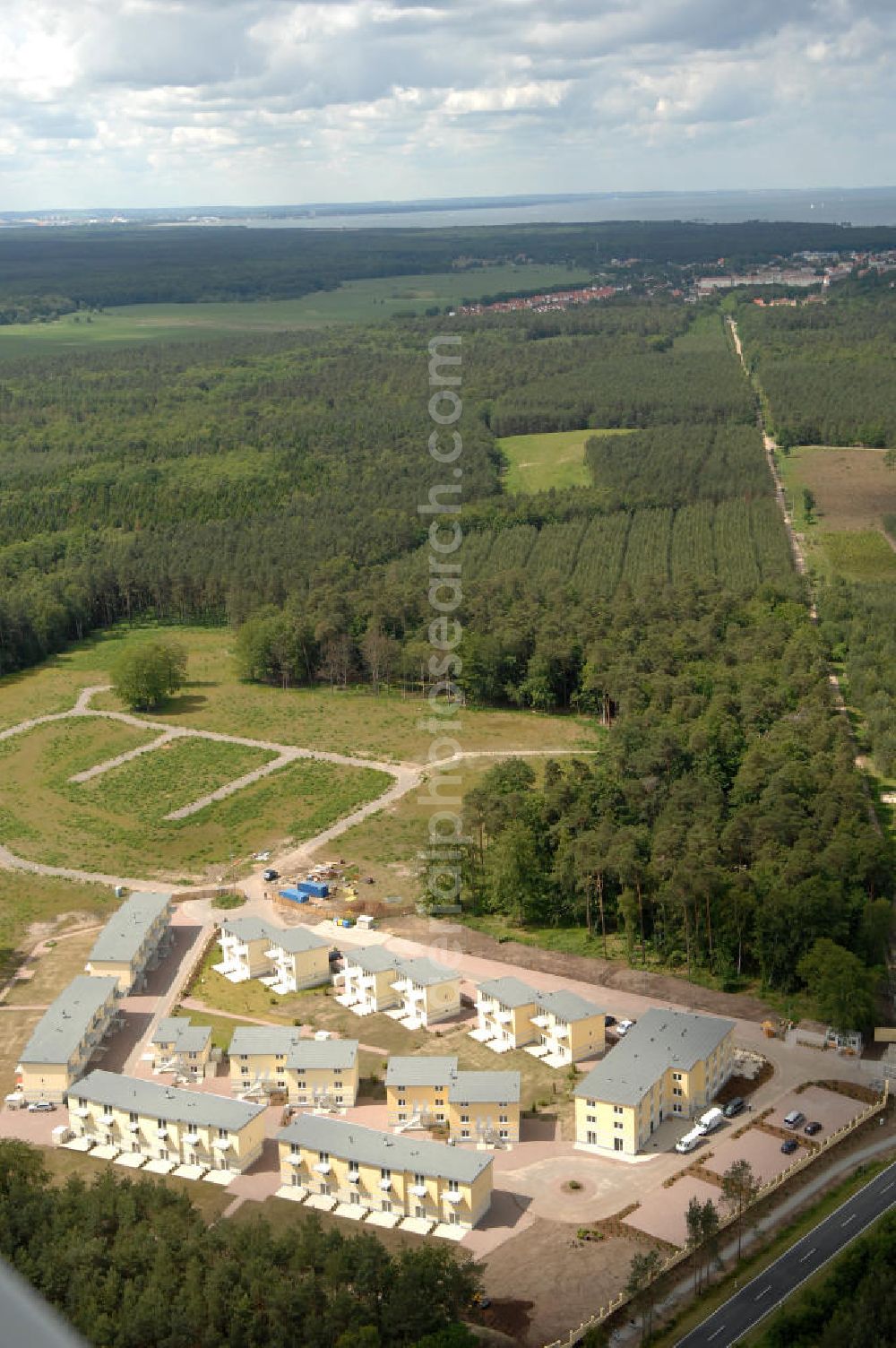 Ostseebad Graal-Müritz from above - Blick auf den Ferienwohnpark im Küstenwald der HAWO Bauträger KG in unmittelbarer Strandnähe im Ostseeheilbad Graal-Müritz. Aus einer ehemaligen NVA Liegenschaft entstanden attraktive Ferienhäuser und Ferienwohneinheiten zum Verkauf und zur Vermietung